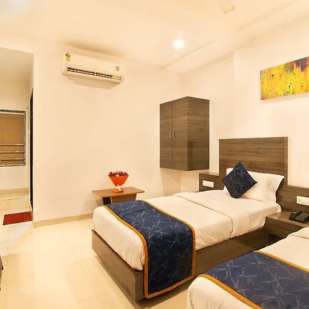 Hotel Sheetal Plaza Surat Ngoại thất bức ảnh