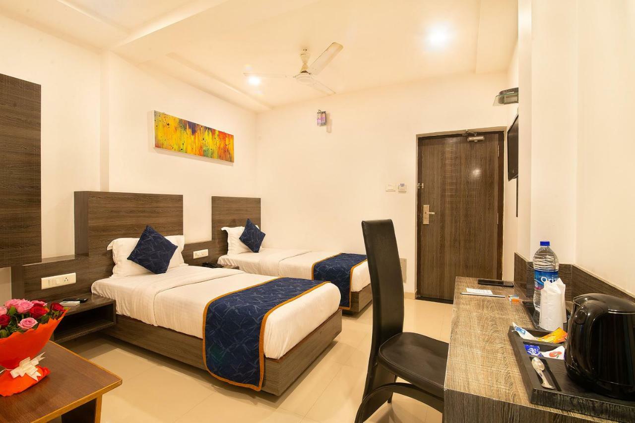 Hotel Sheetal Plaza Surat Ngoại thất bức ảnh