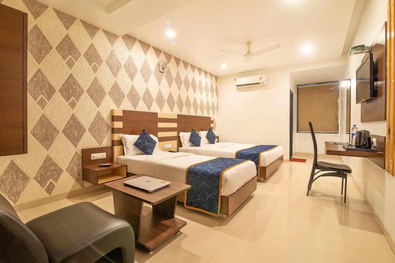 Hotel Sheetal Plaza Surat Ngoại thất bức ảnh