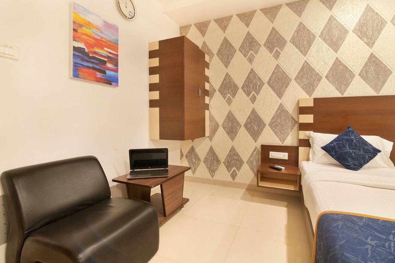 Hotel Sheetal Plaza Surat Ngoại thất bức ảnh