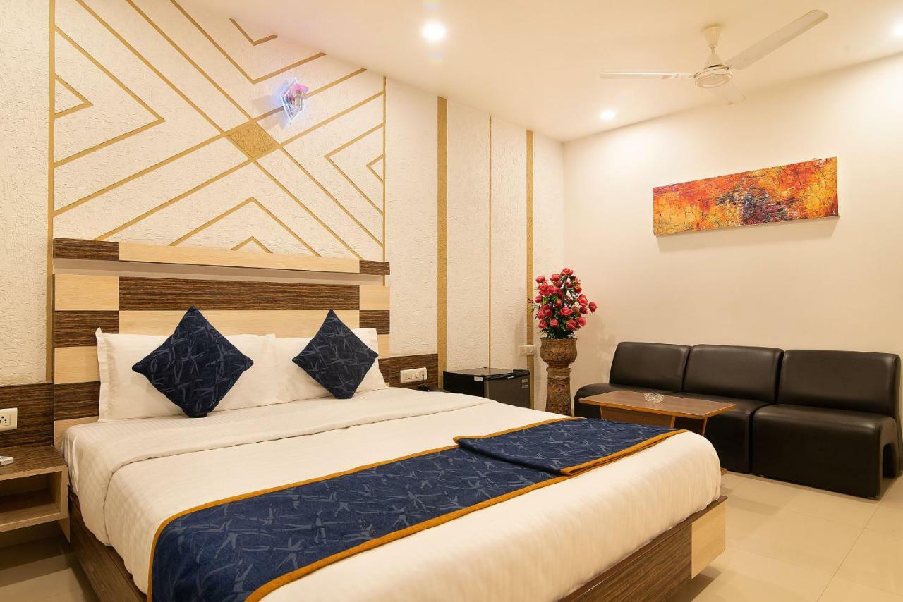 Hotel Sheetal Plaza Surat Ngoại thất bức ảnh